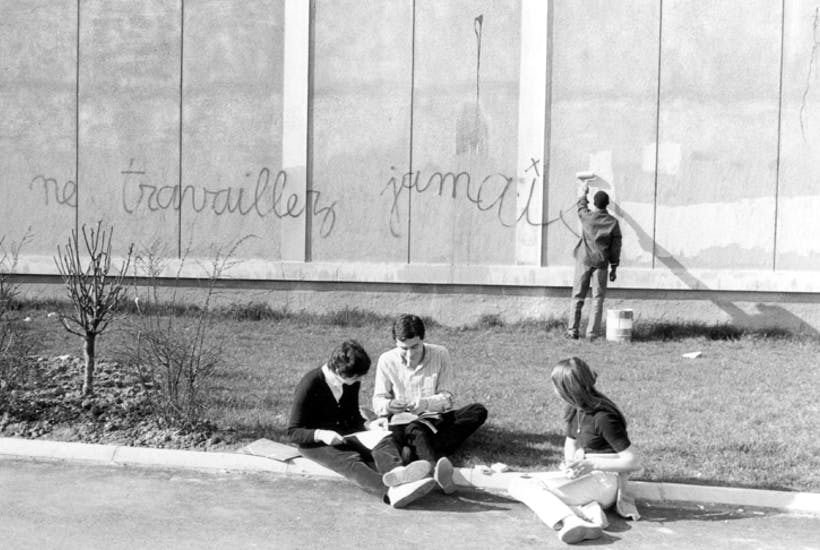 Граффити «Никогда не работай» на стене университета в Нантерре. Март 1968 года