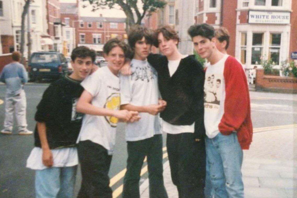 Иен Браун с фанатами Stone Roses... но "there's always someone, somewhere...", так сказать.