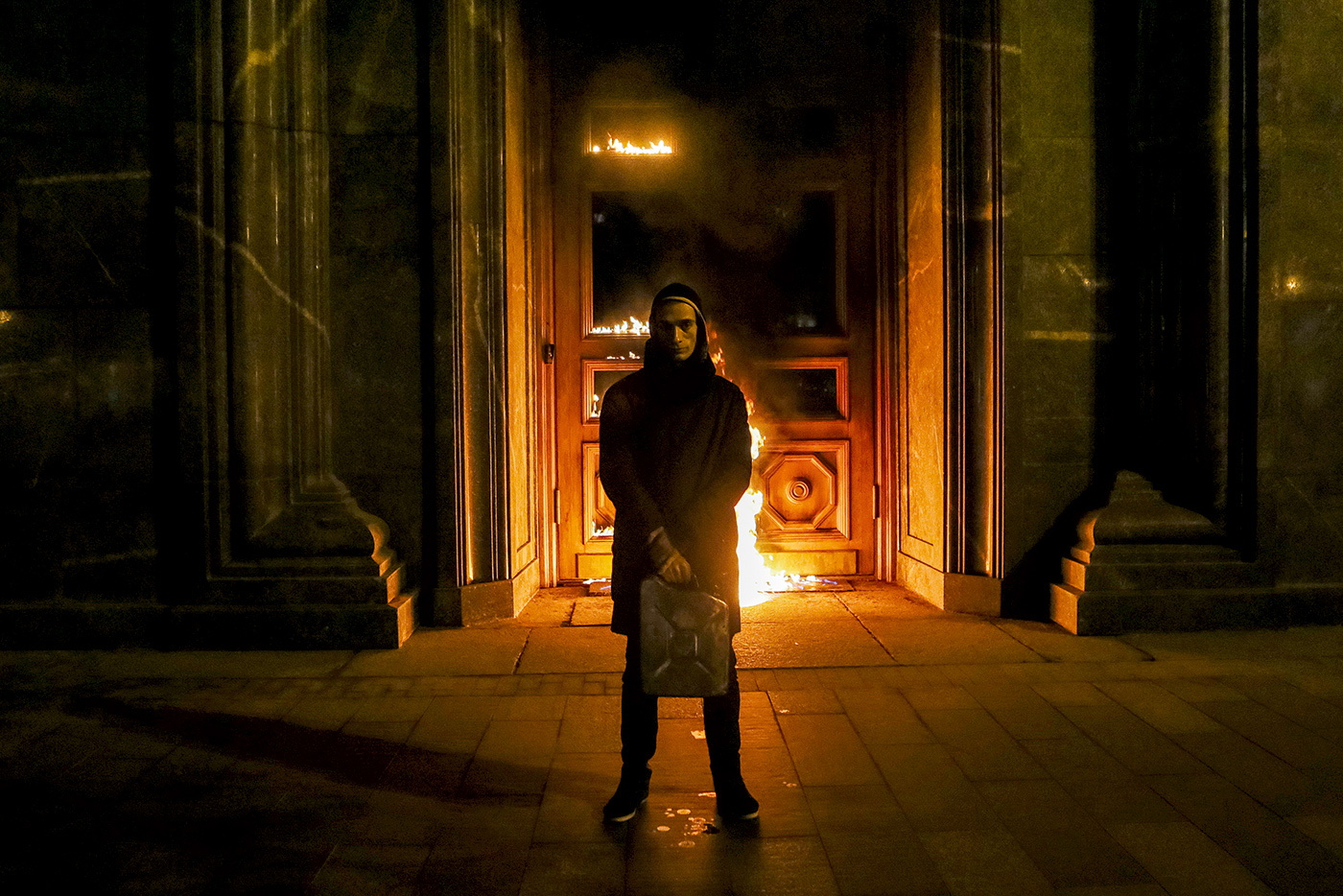 Петр Павленский, "Угроза", 9 ноября 2015 года, фотография: Нигина Бероева