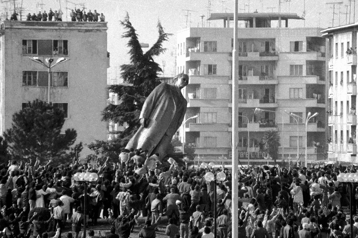 Снос статуи Э.Ходжи протестующими, 1991 год
