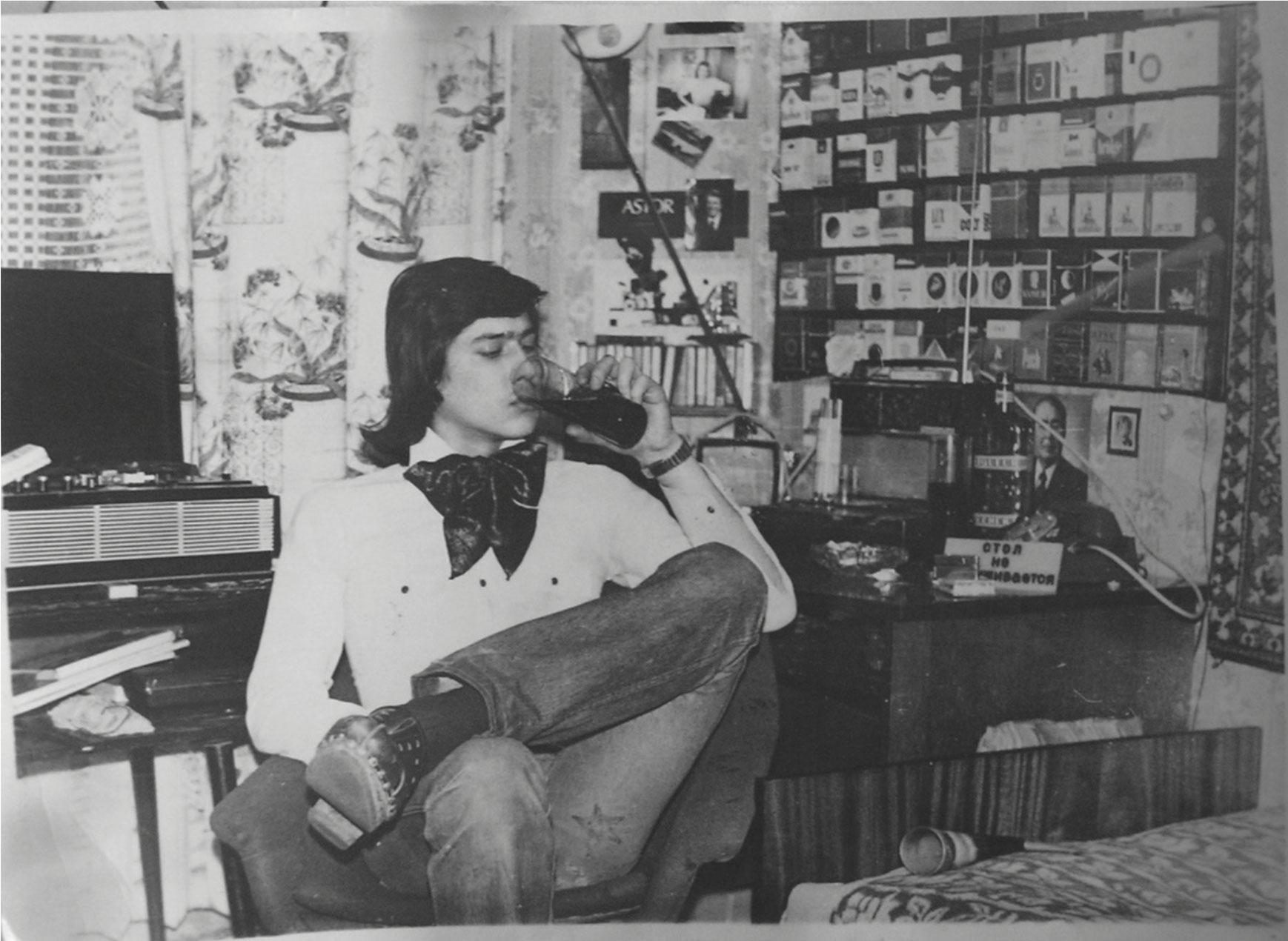 Комната советского подростка, город Владимир, 1981 г. Снимок является постановочным автопортретом хозяина комнаты, Андре