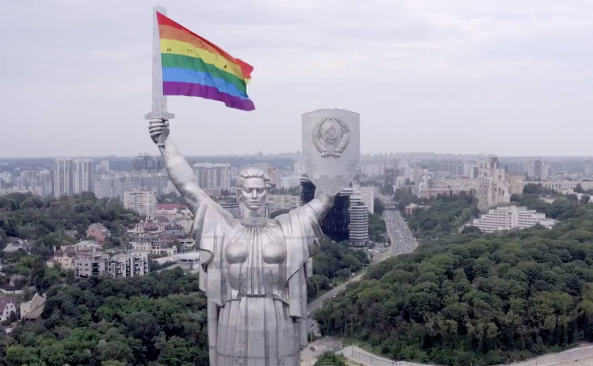 Флаг ЛГБТ, повешенный активистами, на монументе «Родина-мать» в Киеве