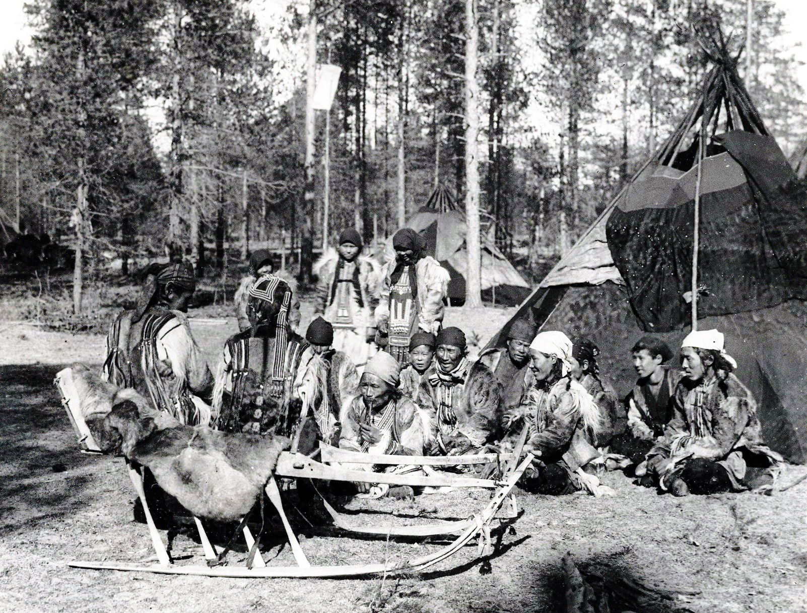 <i>Эвенки на съемках фильма «Мститель», май-сентябрь 1930</i>