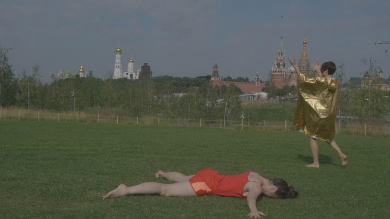 Танцевальный кооператив «Айседорино горе» (Саша Портянникова и Даша Плохова). «Зарядье… возвращение дара», 2018. Кадр из