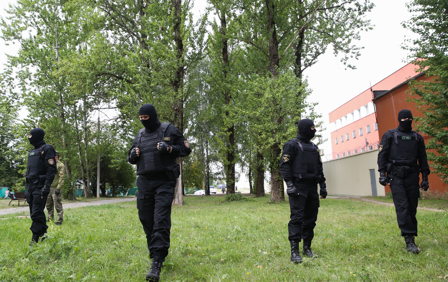 Сотрудники правоохранительных органов у изолятора временного содержания в Минске Фото Наталии Федосенко / ТАСС