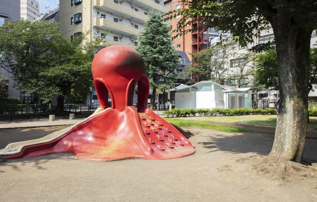 По соседству - детские площадки в форме осьминогов
