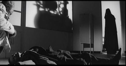Хрестоматийная тень убийцы в «Вампирах» (1957)