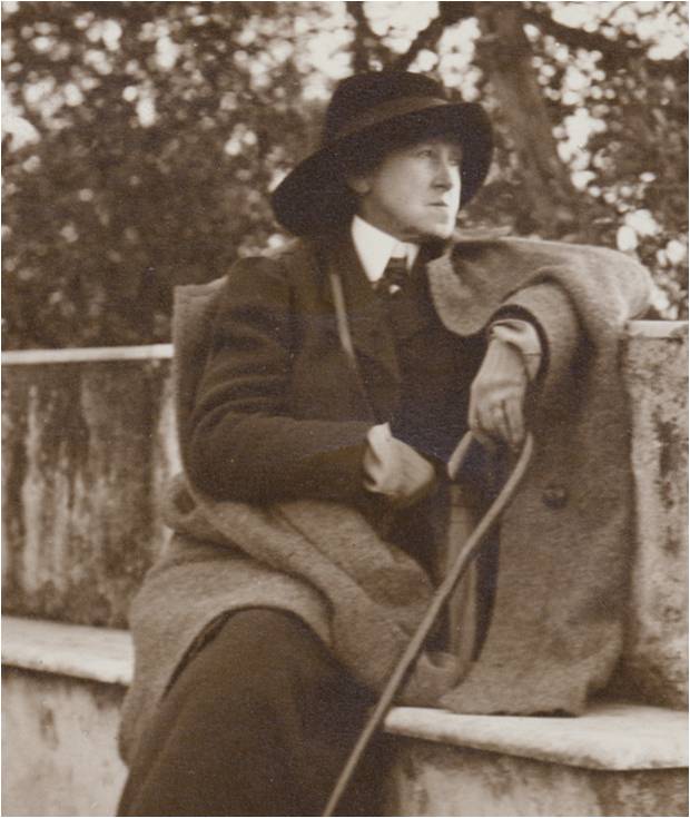 Неизвестный фотограф "Вернон Ли на прогулке с тростью" (1914)