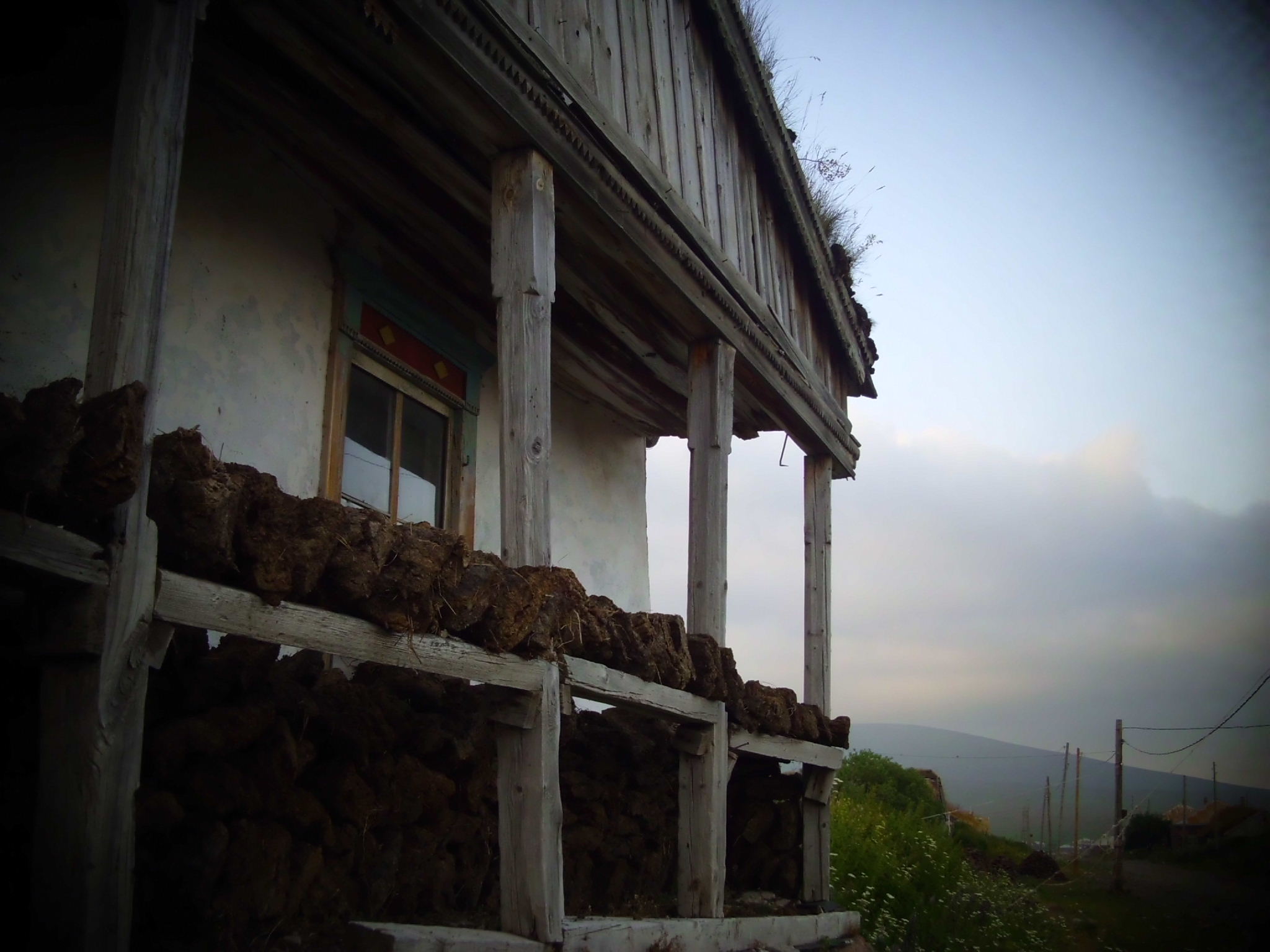 Старая хата в Тамбовке, сушится кизяк.