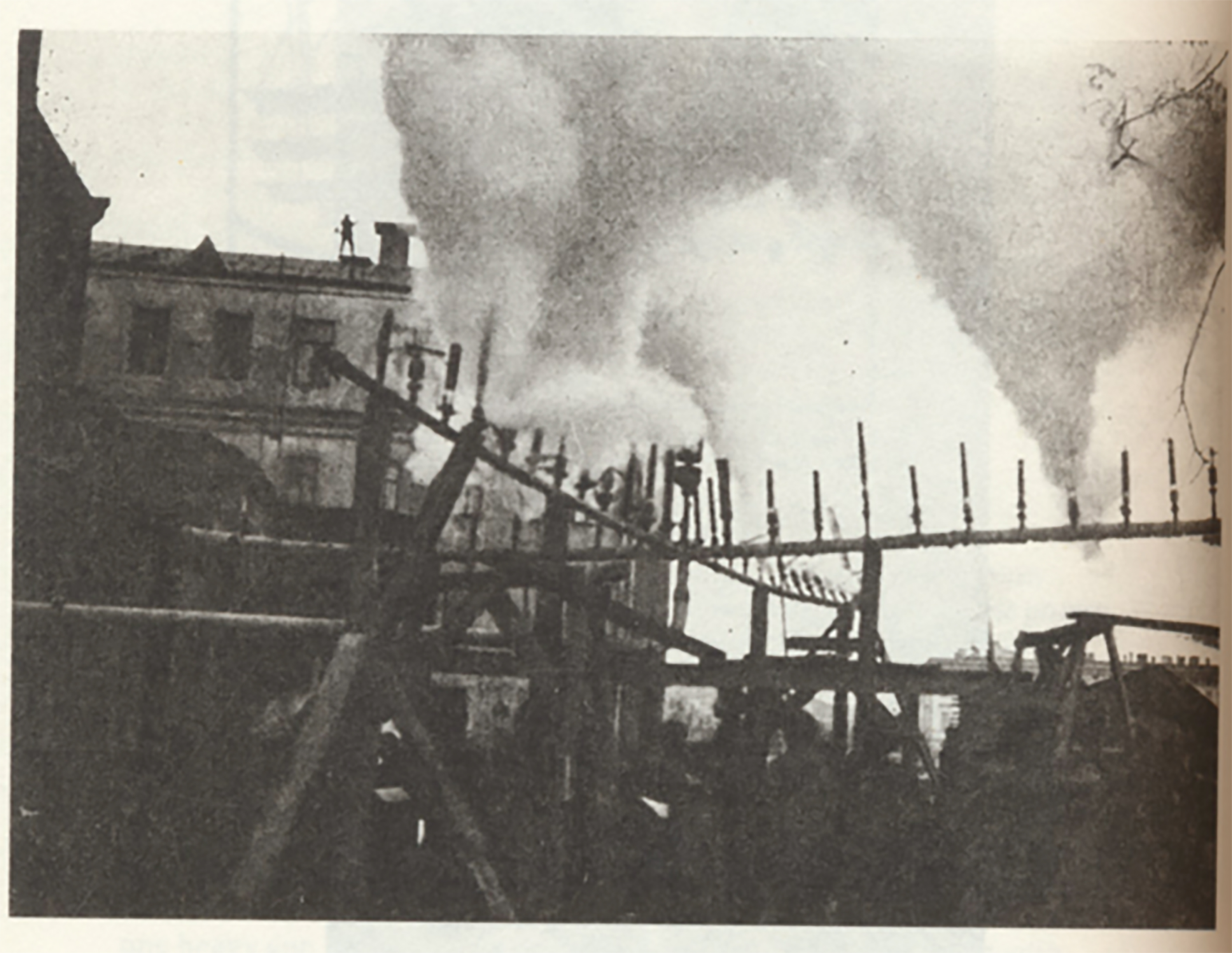 Рисунок 1 – «Магистраль» во дворе МОГЭС, 7 ноября 1923 г. в Москве(Smirnov Andrey. Sound in Z: Experiments in Sound and E