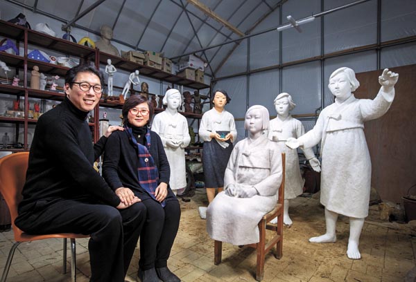Ким Сео-Кюн и Ким Юн-Сун в своей мастерской. Courtesy: Park Sang-Moon