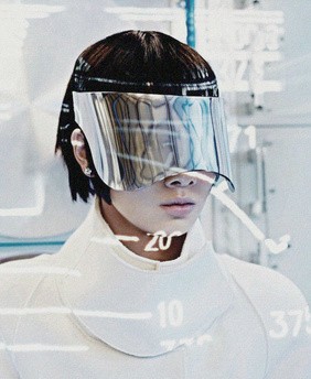 Грейс Гуожи в съемке Shenzhou-9. Фотограф — Марк де Грут. (Нидерландский VOGUE, сентябрь 2012.)