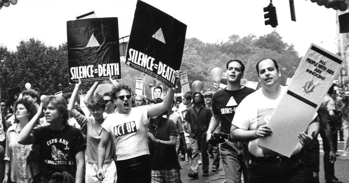 Митинг движения AIDS Coalition To Unleash Power с&nbsp;розовыми треугольниками на&nbsp;плакатах