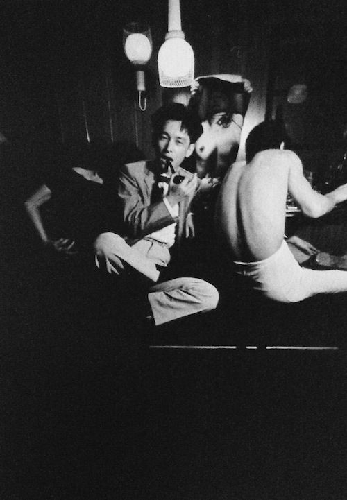 Тацухико Сибусава и&nbsp;Тацуми Хидзиката в&nbsp;баре «Гибон». Фото: Эйко Хосоэ (Eikoh Hosoe), 1965