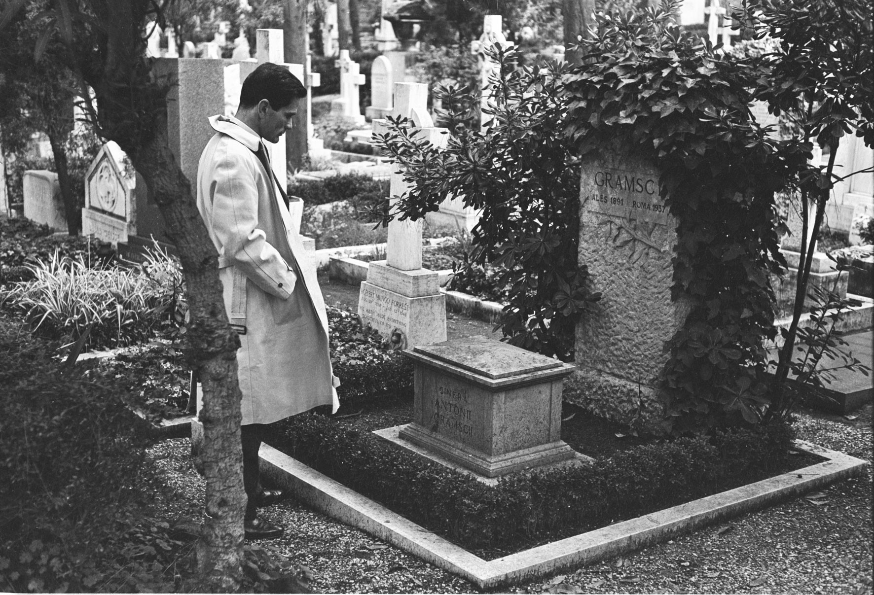 Пазолини на&nbsp;могиле Грамши, ок. 1970&nbsp;г.