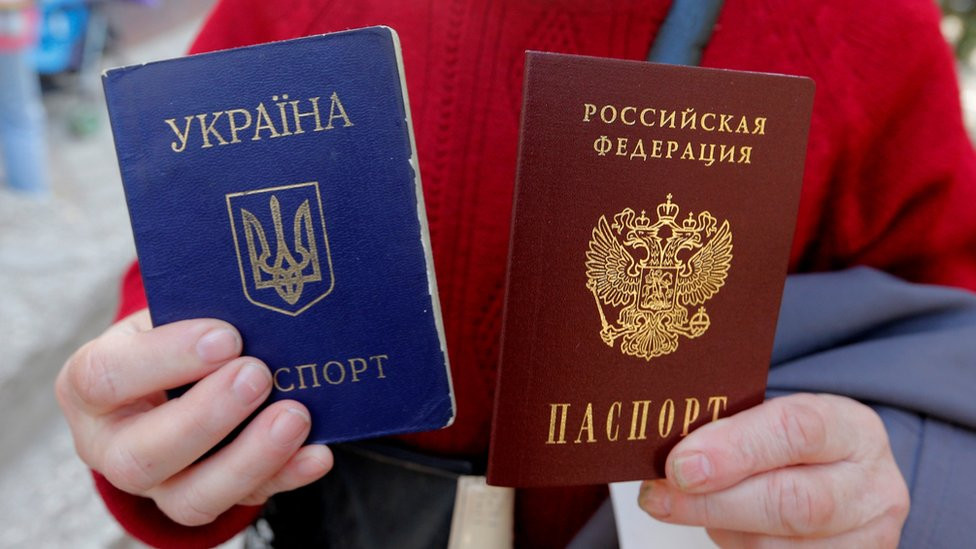 Многих украинцев, проживающих на&nbsp;оккупированных территориях, насильно заставили получить российский паспорт. Давление продолжается и&nbsp;непосредственно в&nbsp;России. Принудительную смену гражданства украинцы называют «паспортизацией» 