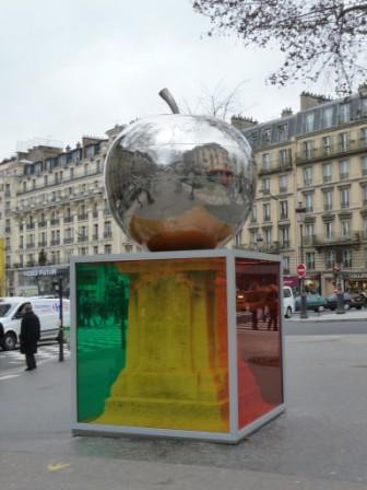 «Четвёртое яблоко», скульптура, созданная художником Фрэнком Скрути, памятник Ш. Фурье