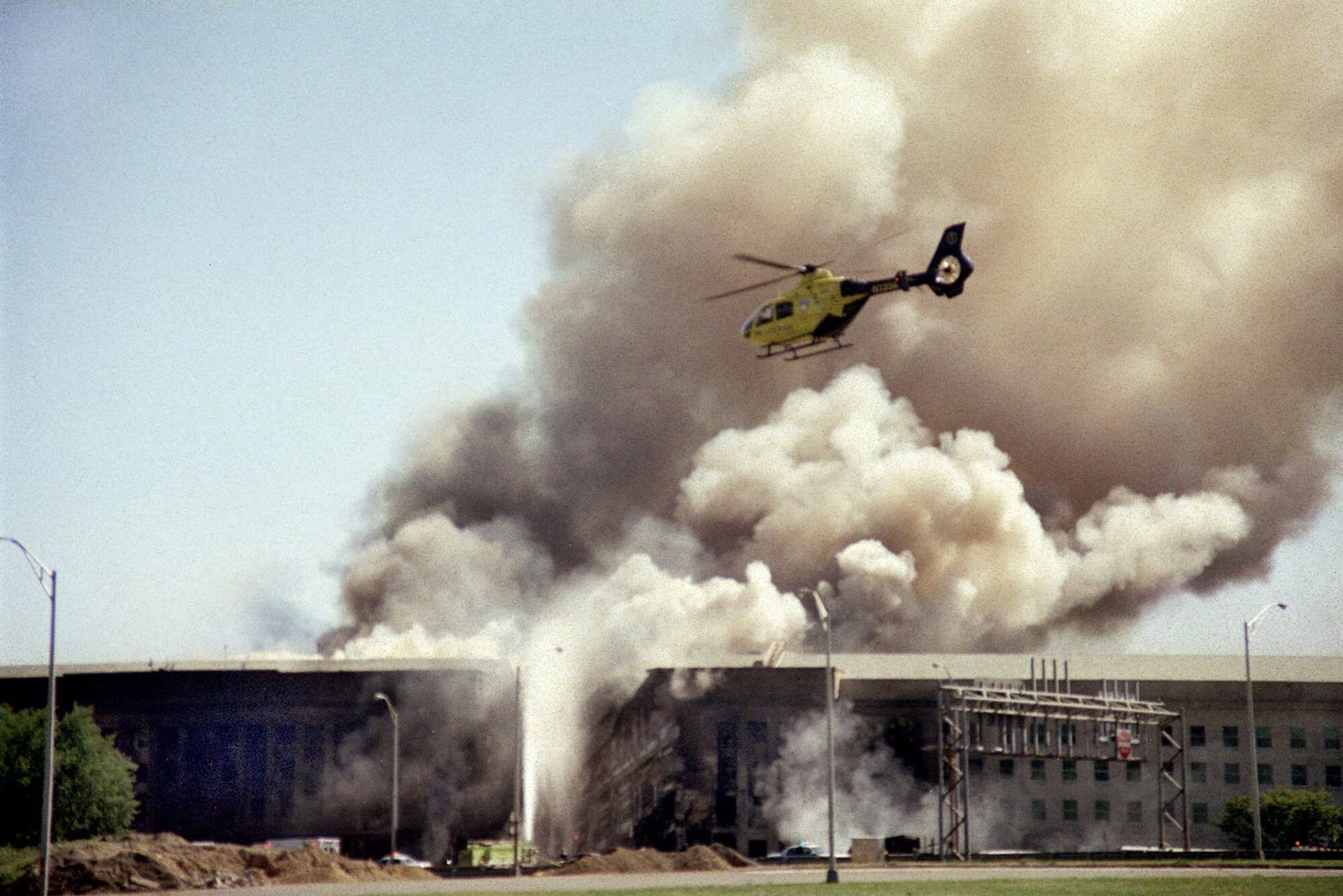 Здание Пентагона после того, как&nbsp;в&nbsp;него врезался угнанный террористами самолет