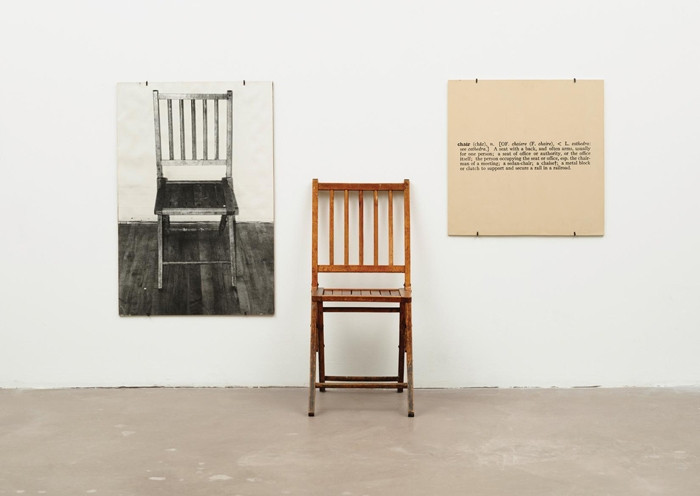 Джозеф Кошут. «Один и&nbsp;три стула», инсталляция, 1965 