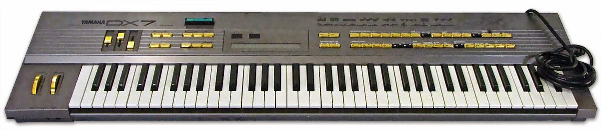 Японский цифровой синтезатор Yamaha DX7, выпускавшийся с&nbsp;1983 по&nbsp;1989&nbsp;гг. и&nbsp;определивший звук 80-х. Второе место по&nbsp;продажам синтезаторов за&nbsp;всю историю