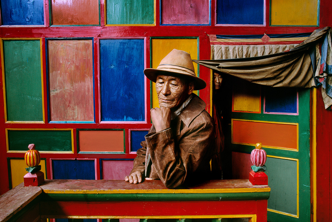 Стив МакКарри. Паломник в&nbsp;монастыре Дранго. Кхам, Тибет. 1999