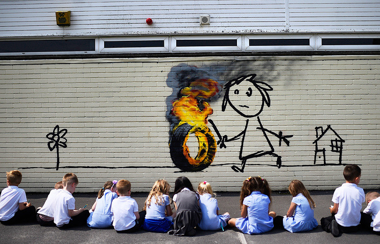 «Послание на&nbsp;стене», работа художника стрит-арта Робина Бэнкси (Banksy), Великобритания.