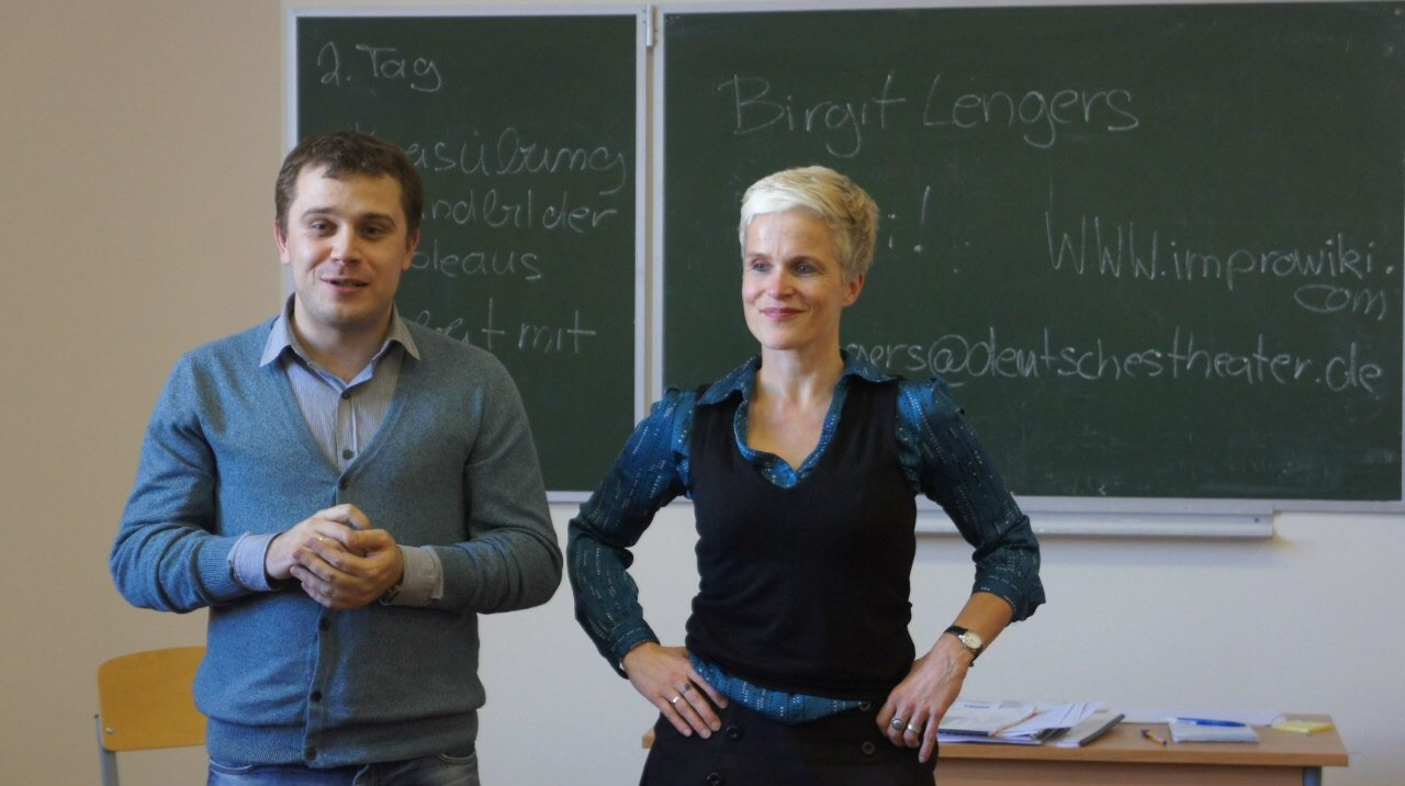 Биргит Ленгерс, руководитель Junges DT (справа) на&nbsp;семинаре для учителей в&nbsp;рамках Педагогической Лаборатории, 2013&nbsp;год. Фото из&nbsp;личного архива. 