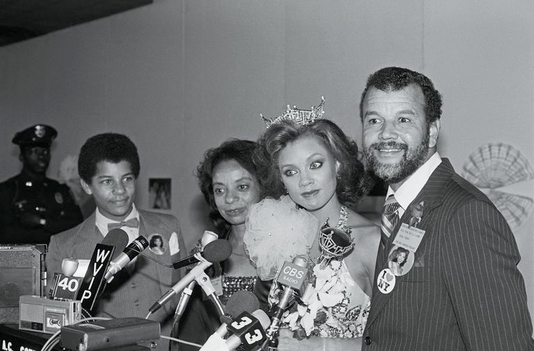 Vanessa Williams and family with reporters after her historic 1984 win of the Miss America contest. Bettmann Archive / Getty Images