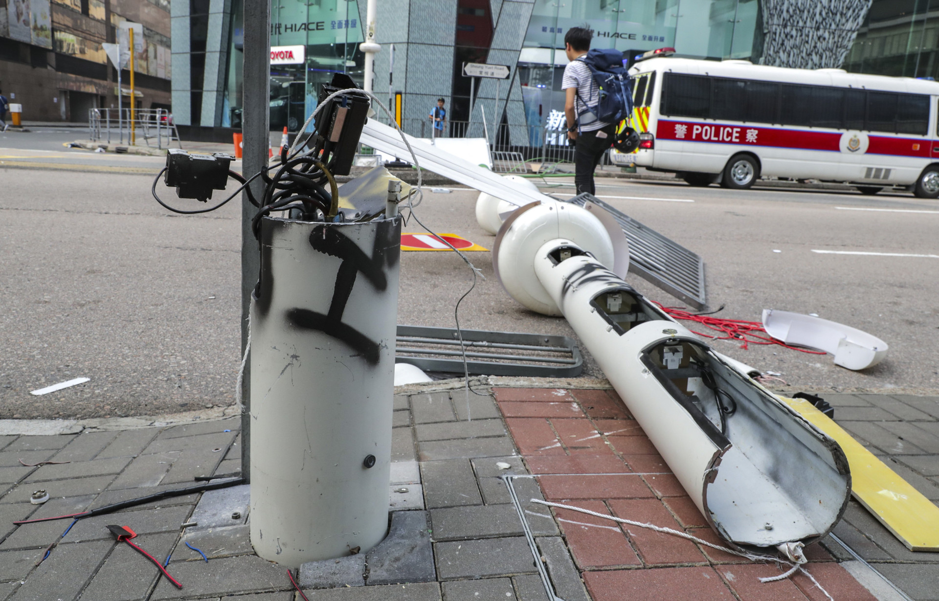 Разрушенные протестующими «умные столбы» в&nbsp;Гонконге