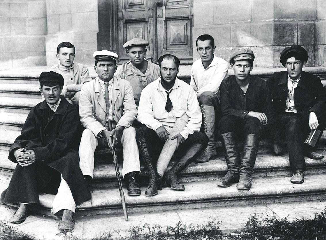 Слева направо А.Деменьтев, Николай Лапин, Казимир Малевич, Иван Кудряшов, Эль Лисицкий, Сергей Богданов, Ф.Лихолетов, Сергей Калмыков