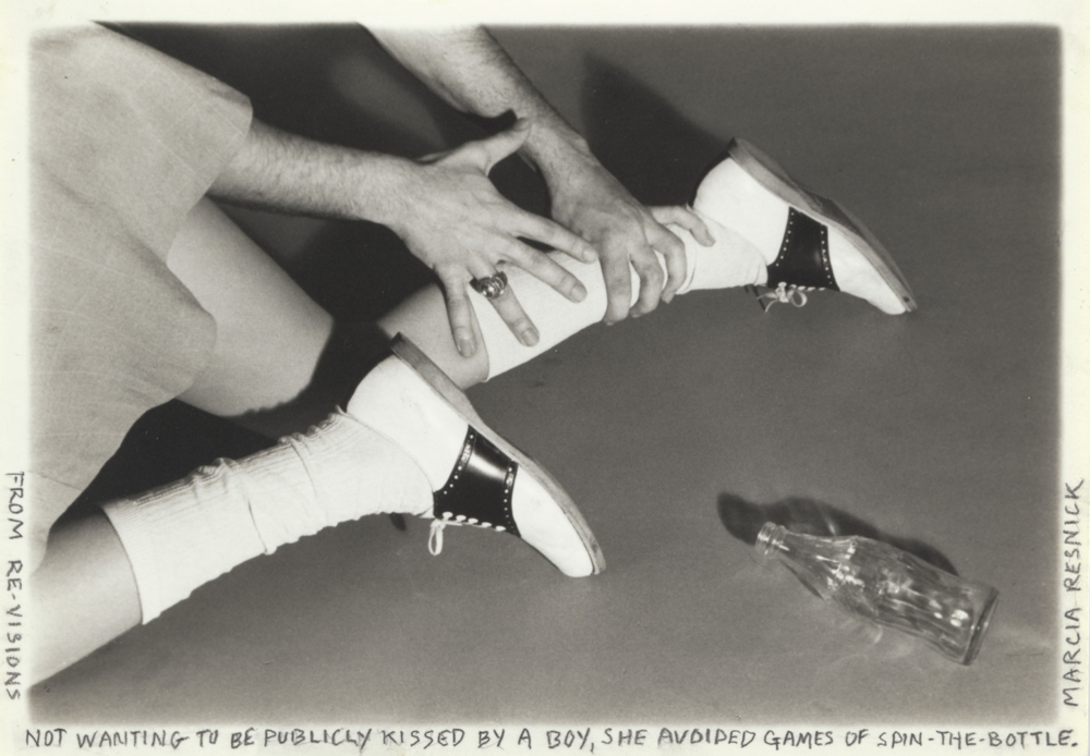Marcia Resnick — Not wanting to be publicly kissed by a boy, she avoided games of spin-the-bottle (Не желая целоваться с мальчиком на публике, она избегала игры в бутылочку), from Re-visions, 1978, серебряно-желатиновая печать