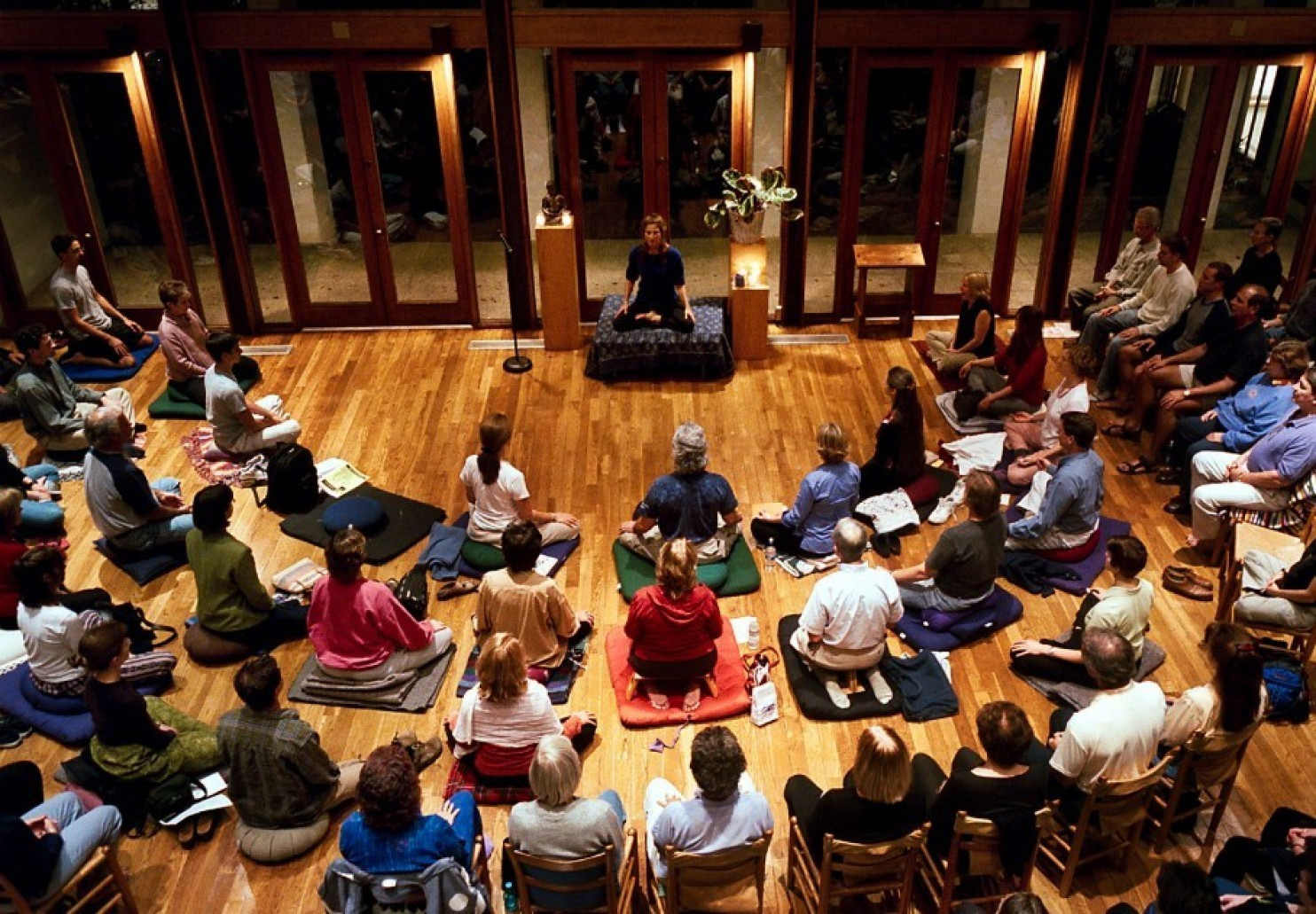Буддийский учитель и&nbsp;преподаватель медитации Тара Брич ведет групповое занятие по&nbsp;медитации випассаны в&nbsp;унитарианской церкви Ривер Роуд в&nbsp;Бетесде (Andrea Bruce Woodall/The Washington Post)