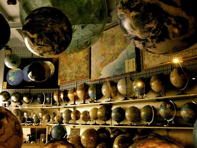 Перевод выполнен по изданию — Rok Benčin. Rethinking the Concept of World: Towards Transcendental Multiplicity. Edinburgh University Press, 2024.