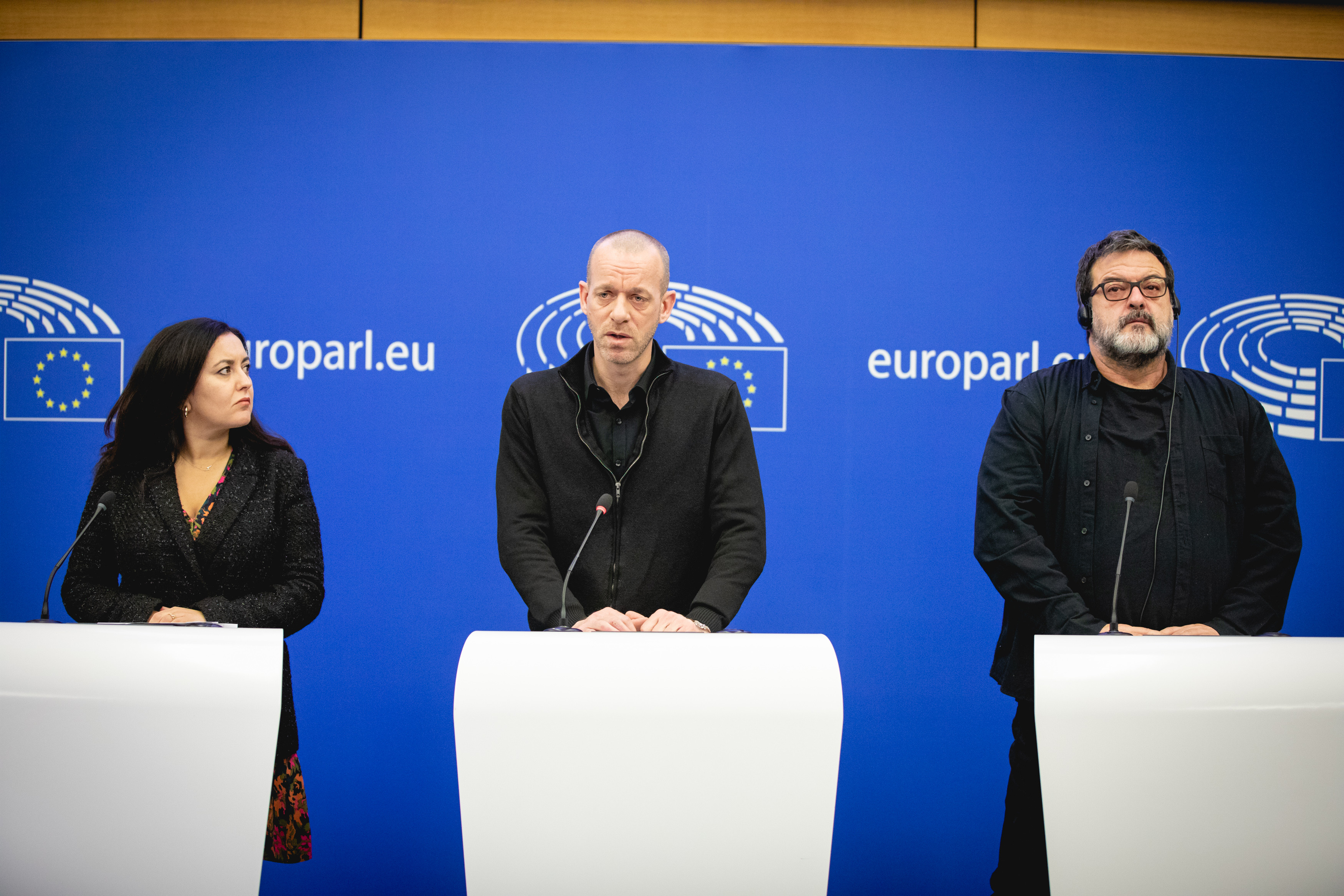 Салах Хаммури (посередине) выступает с речью в Европарламенте на тему израильской программы Pegasus по слежке за правозащитниками, январь 2023 