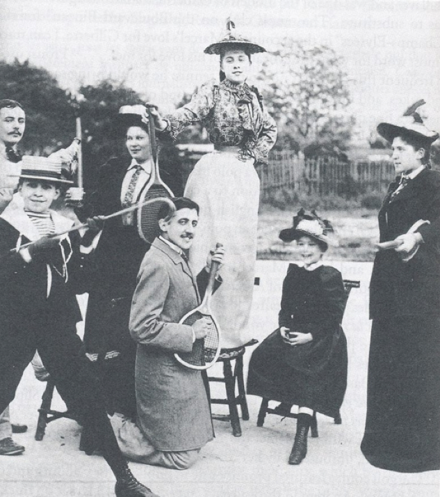 20-летний Пруст позирует с&nbsp;теннисной ракеткой (игра на&nbsp;первой в&nbsp;мире воздушной гитаре?) 1891