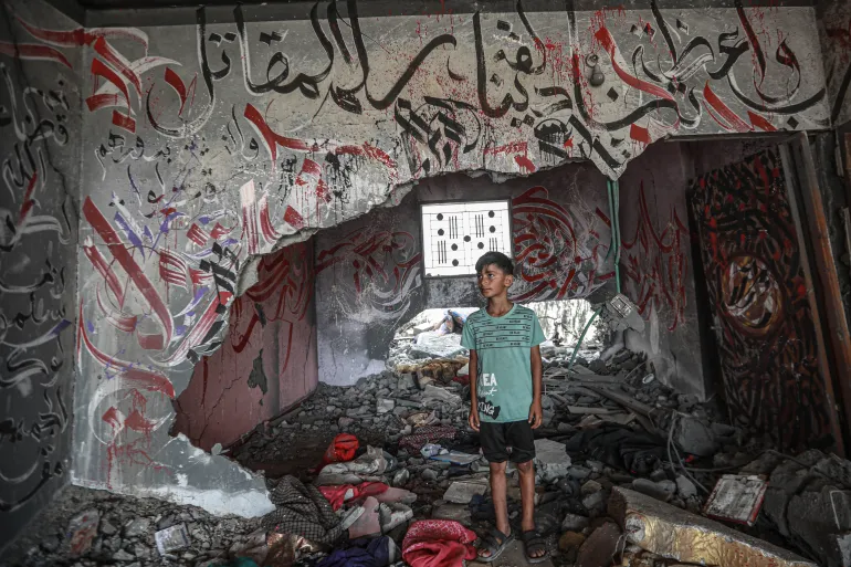 Расписанные стихотворениями палестинского поэта Тамима Баргути стены в Газе