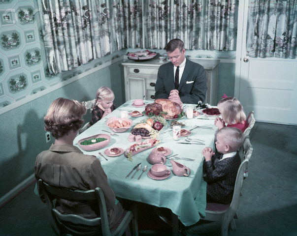 Современная реконструкция обеда средней американской семьи 50х годов.