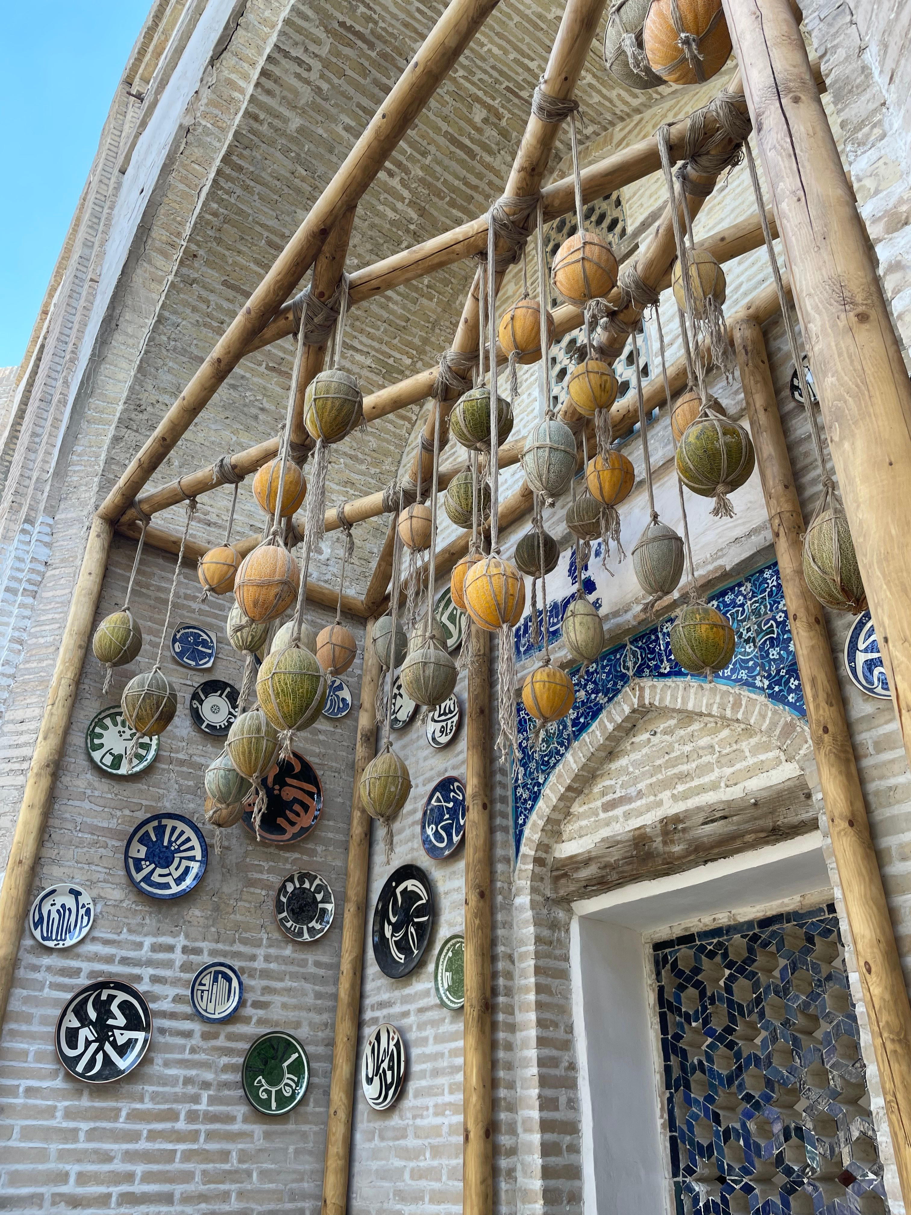 Slavs and Tatarsв сотрудничестве с Абдулло Нарзуллаевым (Узбекистан), QOURDS &amp; QURBAN, 2024–2025, Бухара, Узбекистан, 2025. 