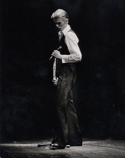 Боуи в&nbsp;образе Изможденного Белого Герцога, 1976 (wikimedia.org)