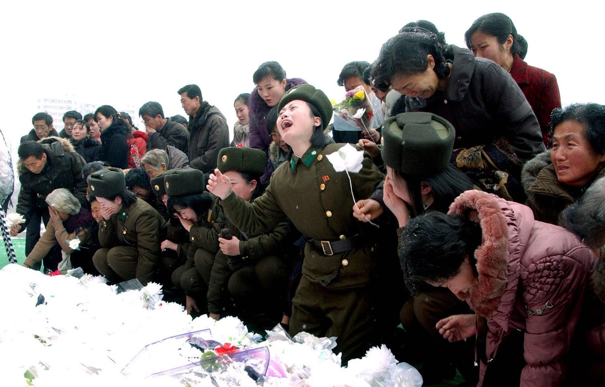Всенародный плач в Северной Корее пытается демонстрировать всенародный траур по почившему вождю. Однако есть здесь и глубинный смысл
