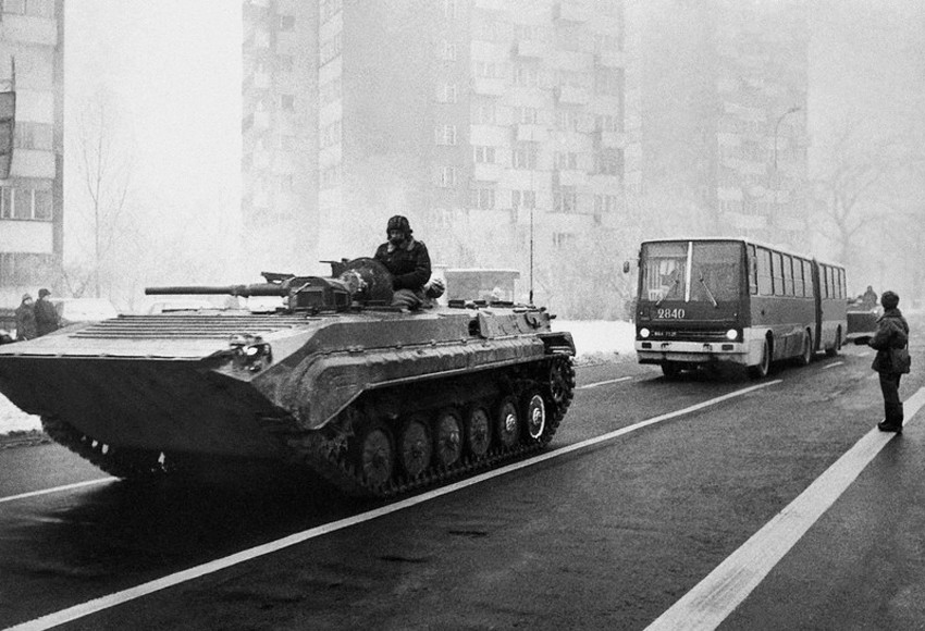 БТР на&nbsp;улицах Варшавы. Декабрь 1981