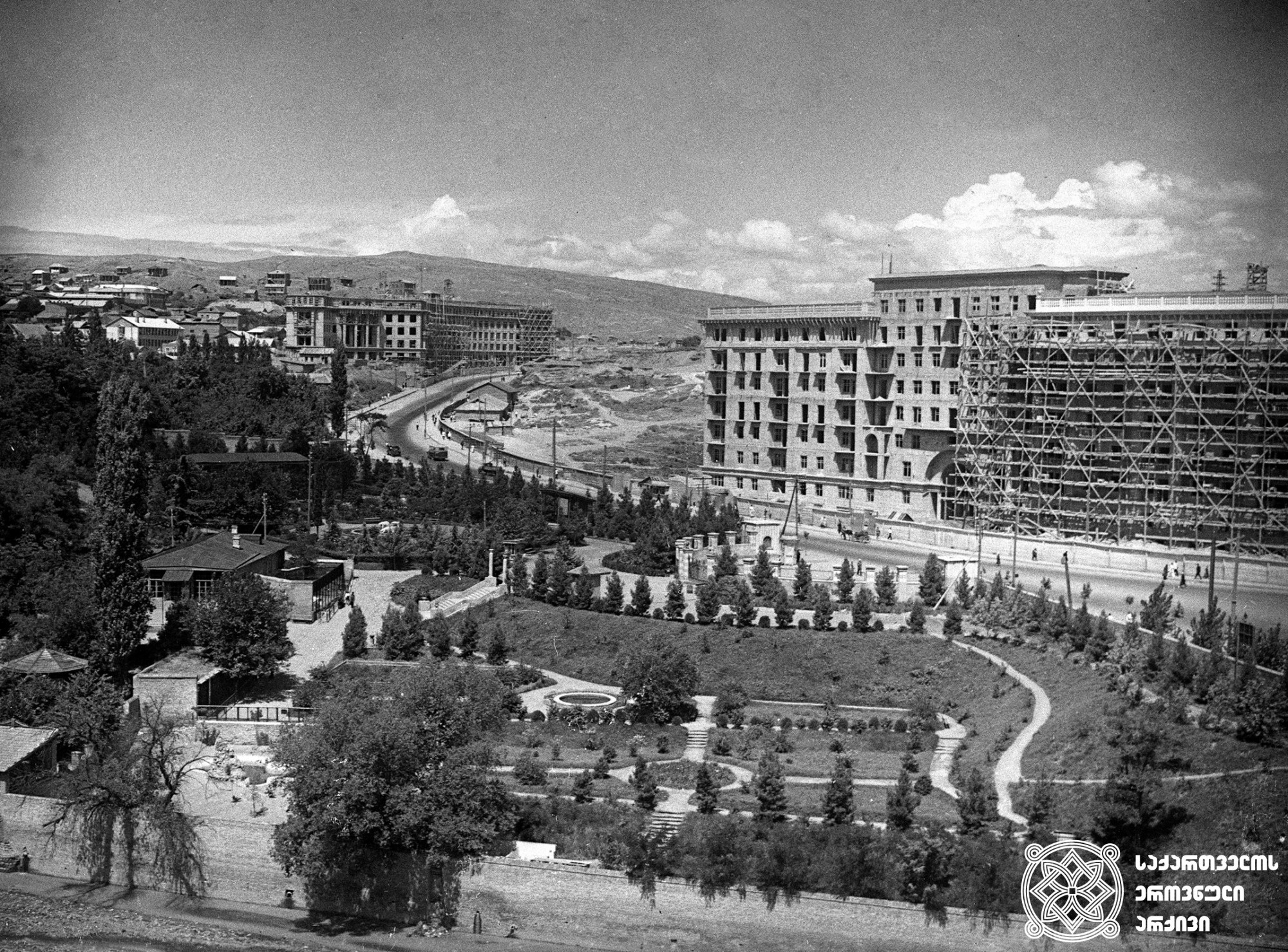 Вид с&nbsp;подъема Варазицхеви на&nbsp;зоопарк, строящийся стоквартирный дом (справа) и&nbsp;строящийся главный корпус Технического Университета. Фото: National Archives of Georgia