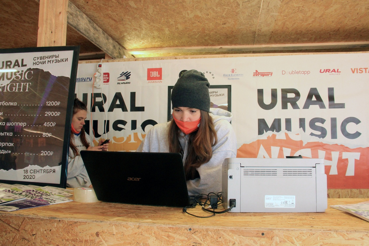 Даша Маликова, координатор волонтерского движения Ural Music Night, в&nbsp;оргцентре фестиваля 2020&nbsp;года 