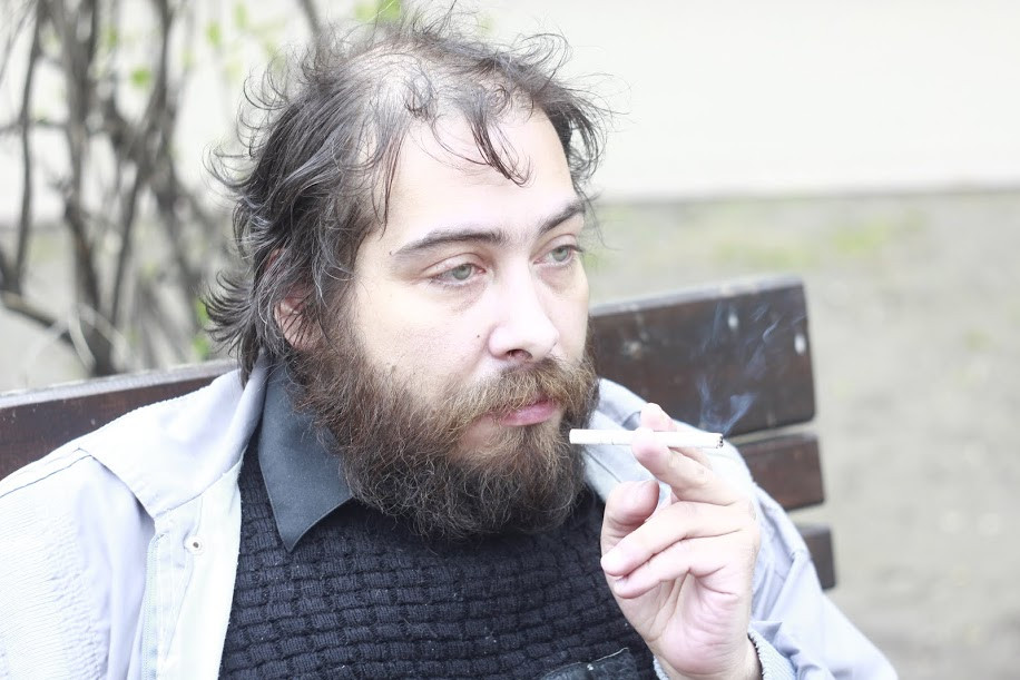 Пачка, из&nbsp;которой поэт достал сигареты, синего цвета. Фото&nbsp;— Юлия Суханова