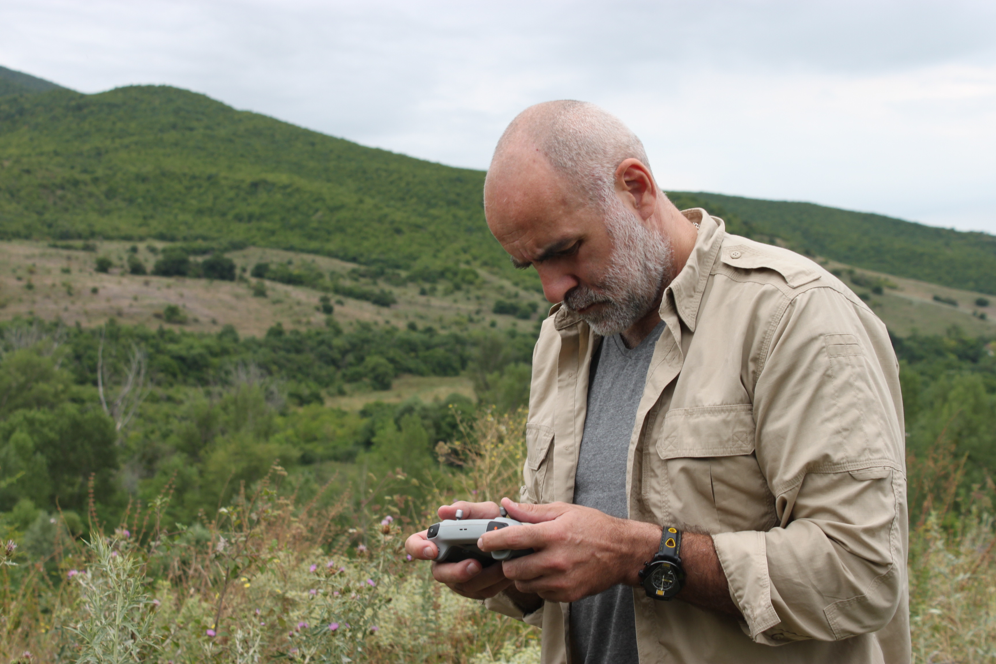 pht mrg&gt; David Katsarava monitors the occupation line