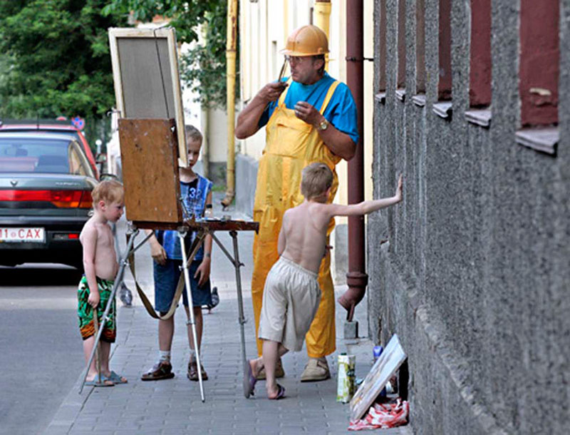 Image: artist Ales Pushkin, action "Artists against destruction of Grodno"/ Алесь Пушкин, Акция «Художники против разрушения Гродно»