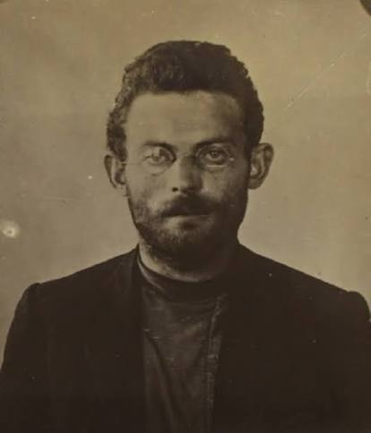 Ефим Ярчук. В 1925 году по «закону о возвращении» вернулся в Россию по рекомендации Бухарина. В 1937 году был расстрелян
