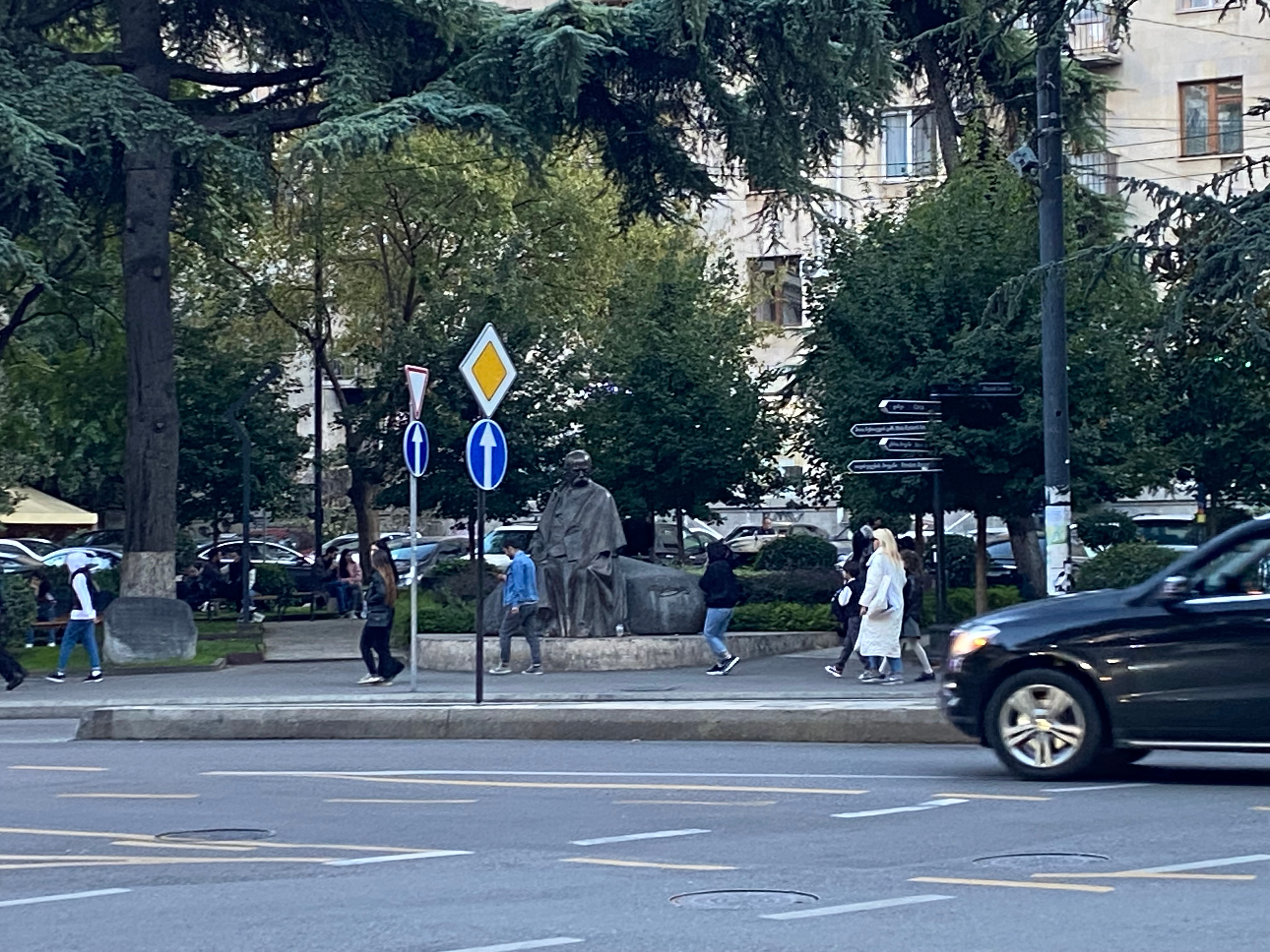 Памятник Тарасу Шевченко на&nbsp;пересечении подъема Варазицхеви и&nbsp;проспекта Чавчавадзе