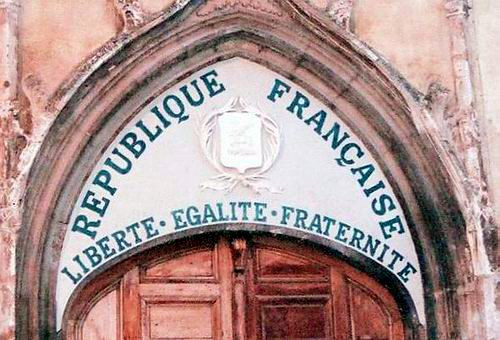Дверь французской католической церкви, реставрированная в&nbsp;1989&nbsp;году к&nbsp;виду, в&nbsp;котором она была до&nbsp;закона об&nbsp;отделении Церкви от&nbsp;государства, принятого в&nbsp;1905&nbsp;году.