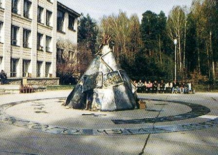 Андрей Ханов&nbsp;— Чум из&nbsp;картин вместо выставки в&nbsp;музее. 1997 Новосибирск